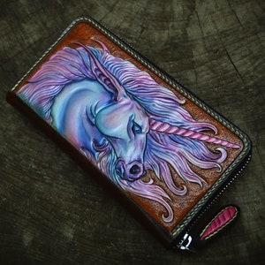Cartera de piel con cremallera y un adorable unicornio de estilo barroco austero. Cartera personalizada tallada artesanalmente. El regalo perfecto para mujer.