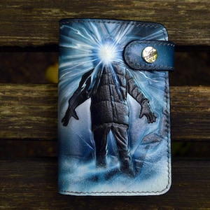 Cartera de cuero personalizada con The Thing: regalo perfecto para cinéfilos. Accesorio personalizado inspirado en una película clásica de terror.