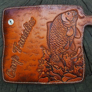 Diseño de carpa para aficionados a la pesca - Cartera de cuero larga personalizada - Regalo perfecto para pescadores