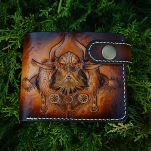 Handgeformte Ledergeldbörse – Odin und seine Raben Design – Personalisiertes Geschenk für Männer – Maßgeschneiderte Ledergeldbörse