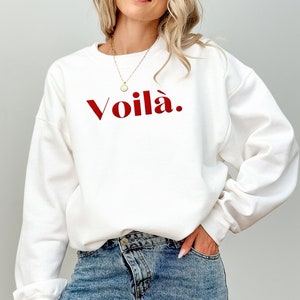 Sudadera Voilà BORDADA Eslogan francés Estética de moda Crewneck Camisa de palabra francesa Suéter parisino Regalo parisino para su camiseta de declaración