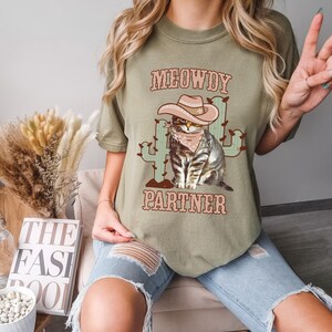 Camicia partner Meowdy, Camicia Meowdy, Partner Meowdy, Maglietta Meowdy, Gatto del Texas Meowdy, T-shirt Meowdy, Purrtner Meowdy, Camicie Meowdy Khaki