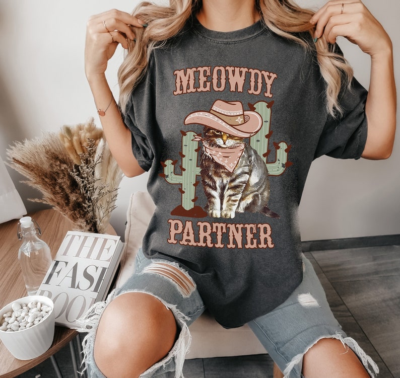 Camicia partner Meowdy, Camicia Meowdy, Partner Meowdy, Maglietta Meowdy, Gatto del Texas Meowdy, T-shirt Meowdy, Purrtner Meowdy, Camicie Meowdy Pepper