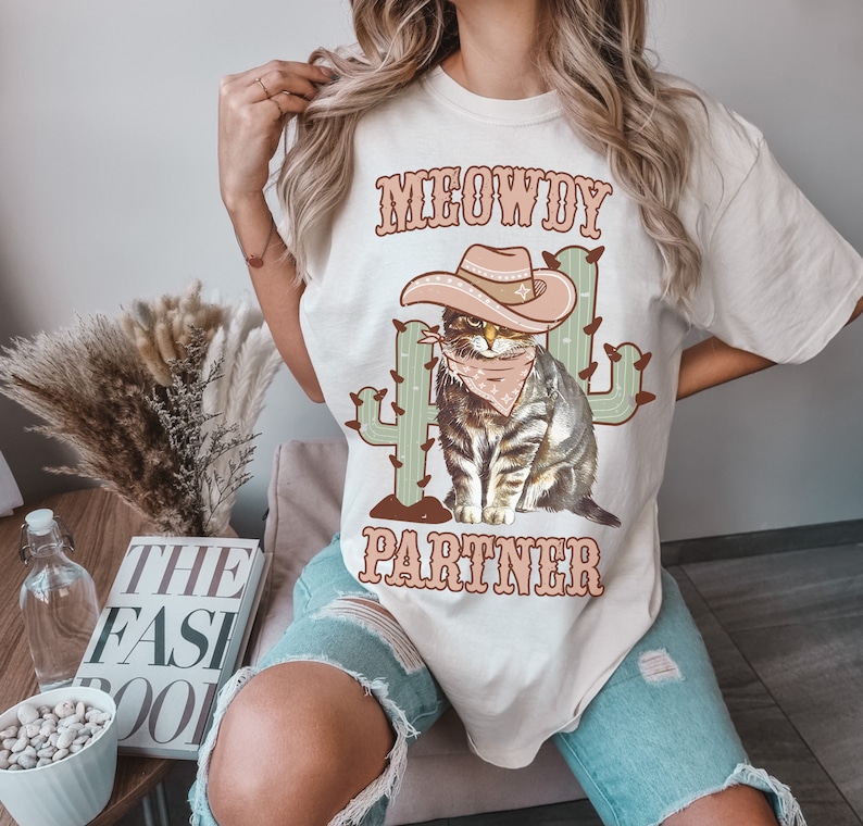 Camicia partner Meowdy, Camicia Meowdy, Partner Meowdy, Maglietta Meowdy, Gatto del Texas Meowdy, T-shirt Meowdy, Purrtner Meowdy, Camicie Meowdy Ivory