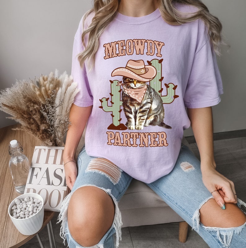 Camicia partner Meowdy, Camicia Meowdy, Partner Meowdy, Maglietta Meowdy, Gatto del Texas Meowdy, T-shirt Meowdy, Purrtner Meowdy, Camicie Meowdy Orchid