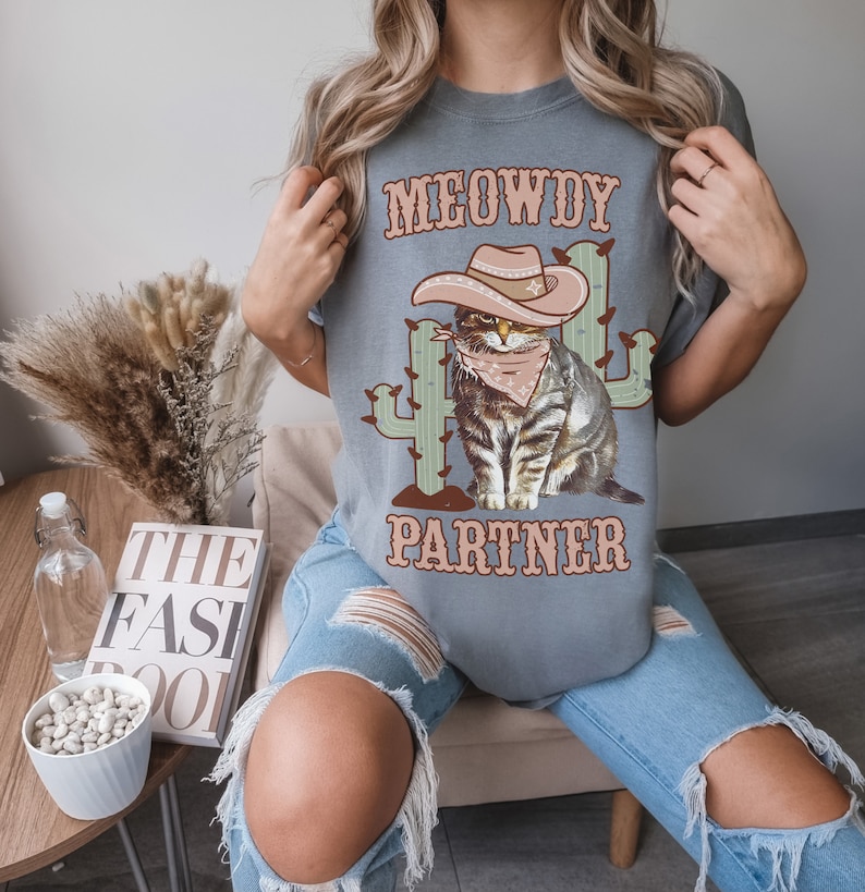 Camicia partner Meowdy, Camicia Meowdy, Partner Meowdy, Maglietta Meowdy, Gatto del Texas Meowdy, T-shirt Meowdy, Purrtner Meowdy, Camicie Meowdy Grey