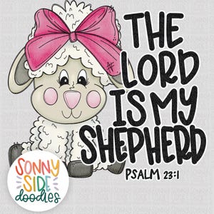Op de afbeelding: Een schattig cartoonlammetje met een roze strik op zijn kop. Het lammetje zit op een witte achtergrond met de tekst "THE LORD IS MY SHEPHERD" en "PSALM 23:1" eronder.