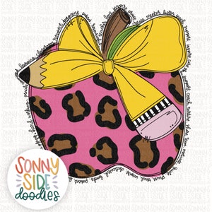 Pode incluir: Uma maçã rosa com um padrão de leopardo castanho. A maçã tem um laço amarelo no topo e um lápis com uma borracha rosa saindo do lado. O texto em torno da maçã diz "classroom respect, imagine, patient, love, inspire, praise, create, mentor, listen, teach, support, inspire, care, support, coach, nurture, share, team, motivate, guide,  dedicated, books, patient, learn, grow,  proud, strong,  brave,  independent,  resourceful, teacher".