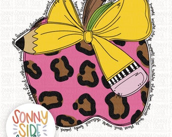 Pode incluir: Uma maçã rosa com um padrão de leopardo castanho. A maçã tem um laço amarelo no topo e um lápis com uma borracha rosa saindo do lado. O texto em torno da maçã diz "classroom respect, imagine, patient, love, inspire, praise, create, mentor, listen, teach, support, inspire, care, support, coach, nurture, share, team, motivate, guide,  dedicated, books, patient, learn, grow,  proud, strong,  brave,  independent,  resourceful, teacher".