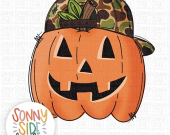 Peut inclure: Illustration d'une citrouille orange portant une casquette de baseball camouflage. La citrouille a un visage sculpté avec des yeux triangulaires et une bouche souriante. L'image comprend le texte "SONNY SIDE doodles" dans un design circulaire coloré.
