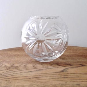 Vase vintage en cristal au plomb : motif marguerite en verre taillé, forme sphérique