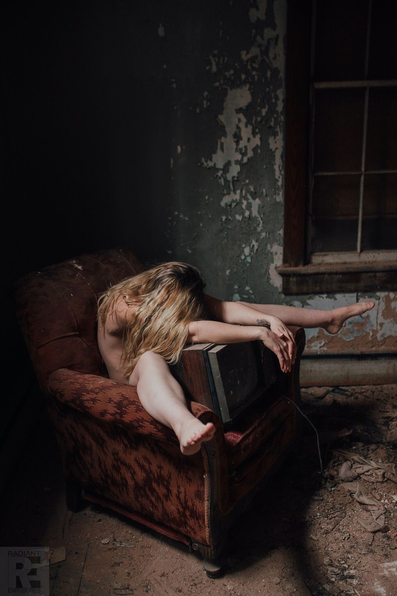 廃屋 ヌード 8 x 10 光沢プリント - 廃屋でヌードを暗示 - Etsy 日本