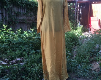 Medieval dress made of plant-dyed thin woolen body to order