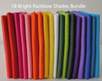 Puede incluir: Un paquete de 18 hojas de fieltro en colores brillantes del arcoíris. Las hojas de fieltro están dispuestas en orden de arcoíris, del rojo al morado.