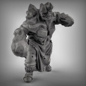 Könnte beinhalten: Eine graue, einfarbige Miniaturfigur eines humanoiden Felswesens mit muskulösem Körperbau, zerklüfteter, steinartiger Haut und kristallinen Vorsprüngen an den Schultern. Die Figur trägt ein zerrissenes Stofftuch um die Taille und einfache Stiefel.