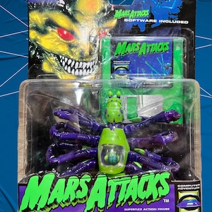 以下が含まれることがあります： オリジナルのパッケージに入った、ヴィンテージのMars Attacks Superflexアクションフィギュア、S.A.D.A.A.M.-A。フィギュアは、スナップオンアーマーを備えた夜光の火星のクモです。パッケージには、コンピューターアドベンチャーディスクと「Mars Attacks」のテキストが含まれています。