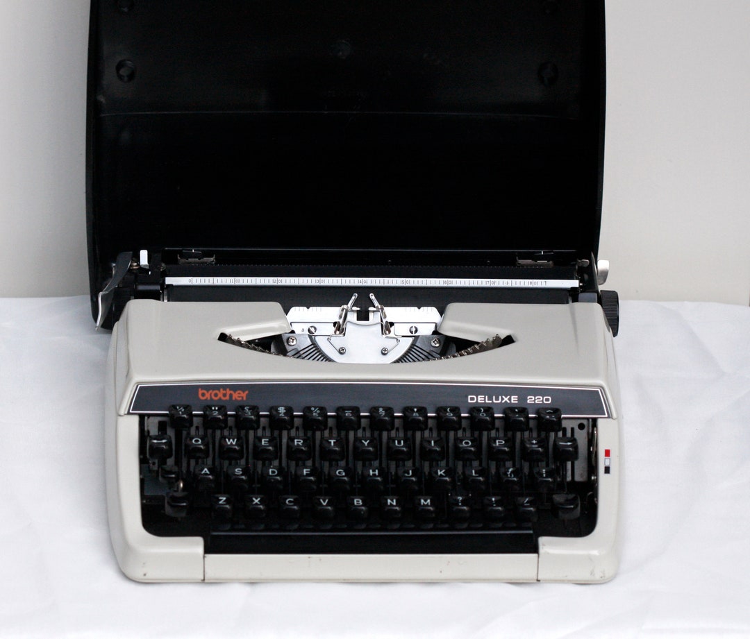 Vintage Brother Deluxe 220 Portable Typewriter With Case Japan