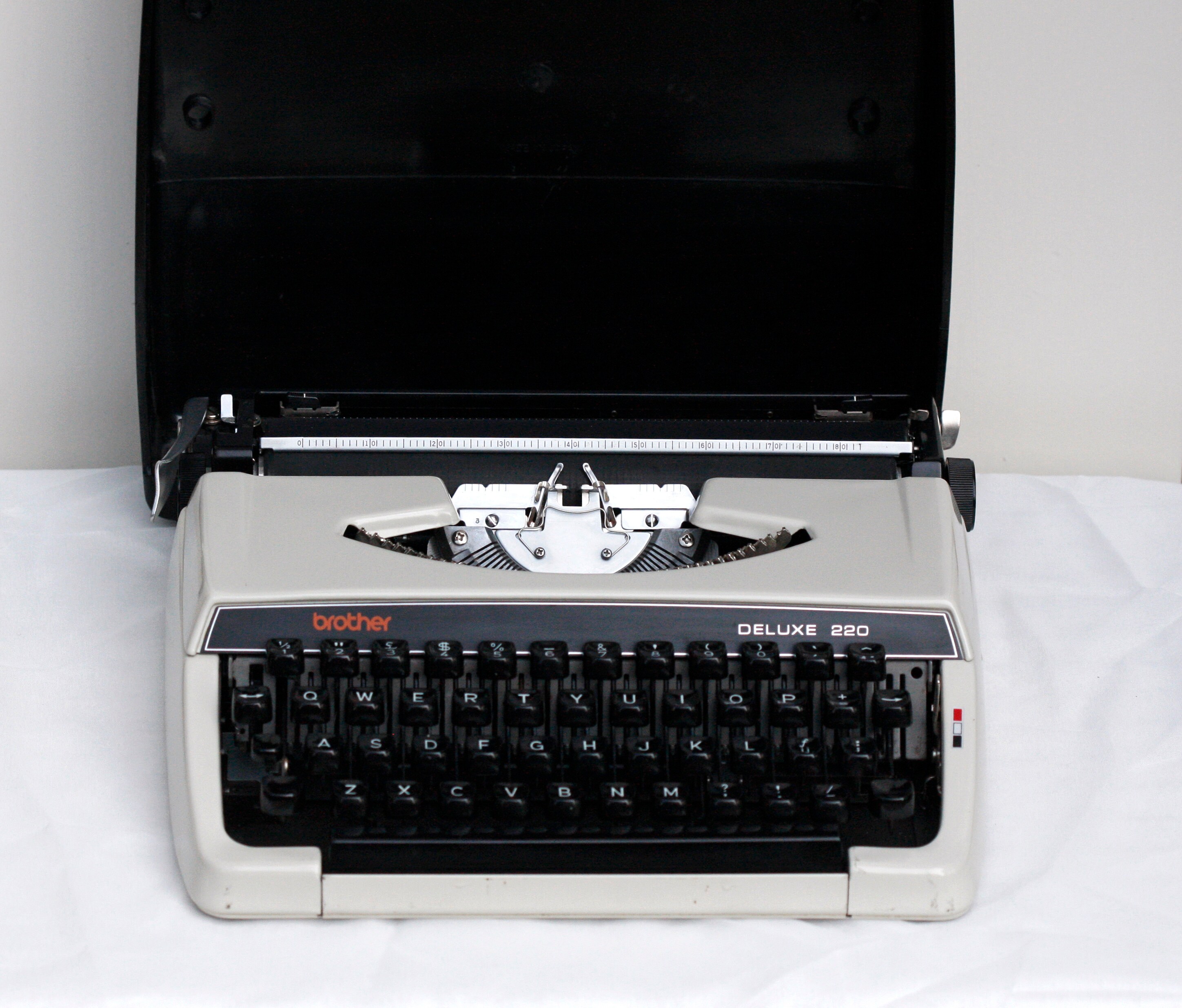 Typewriter Brother Deluxe 220 タイプライター Vintage. Brother Deluxe 220 RED 1960s portable typewriter, a