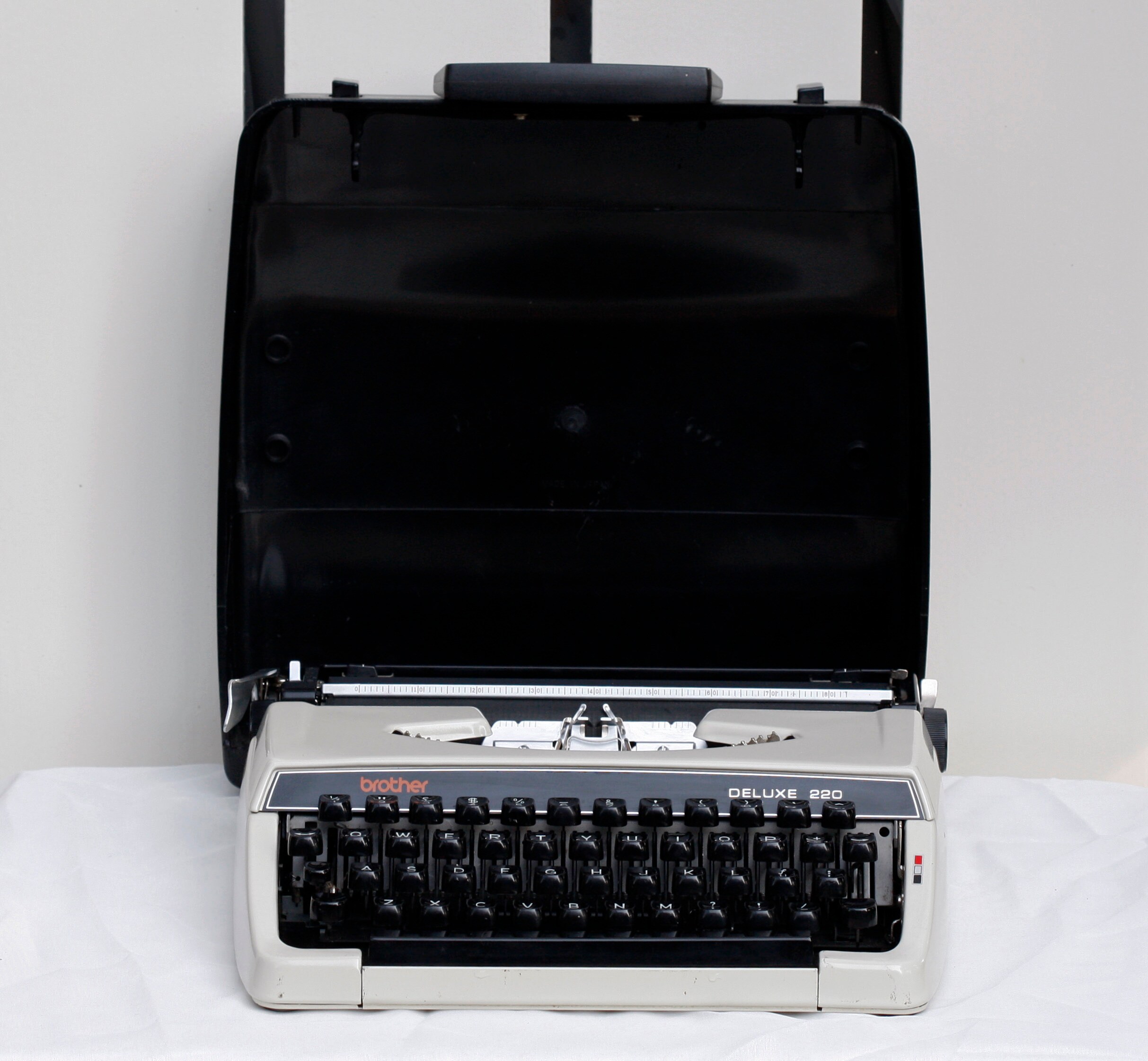 Typewriter Brother Deluxe 220 タイプライター Vintage Brother Deluxe 220 Portable Typewriter With Case