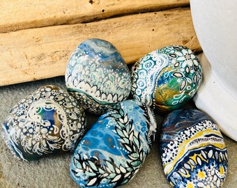Blaue Farbe gegossene Steine, Fluid Art Rocks, handbemalte Steine, blaue Schüsselfüller, handgemachtes Geschenk, Natur inspirierte Kunst, Naturgeschenk