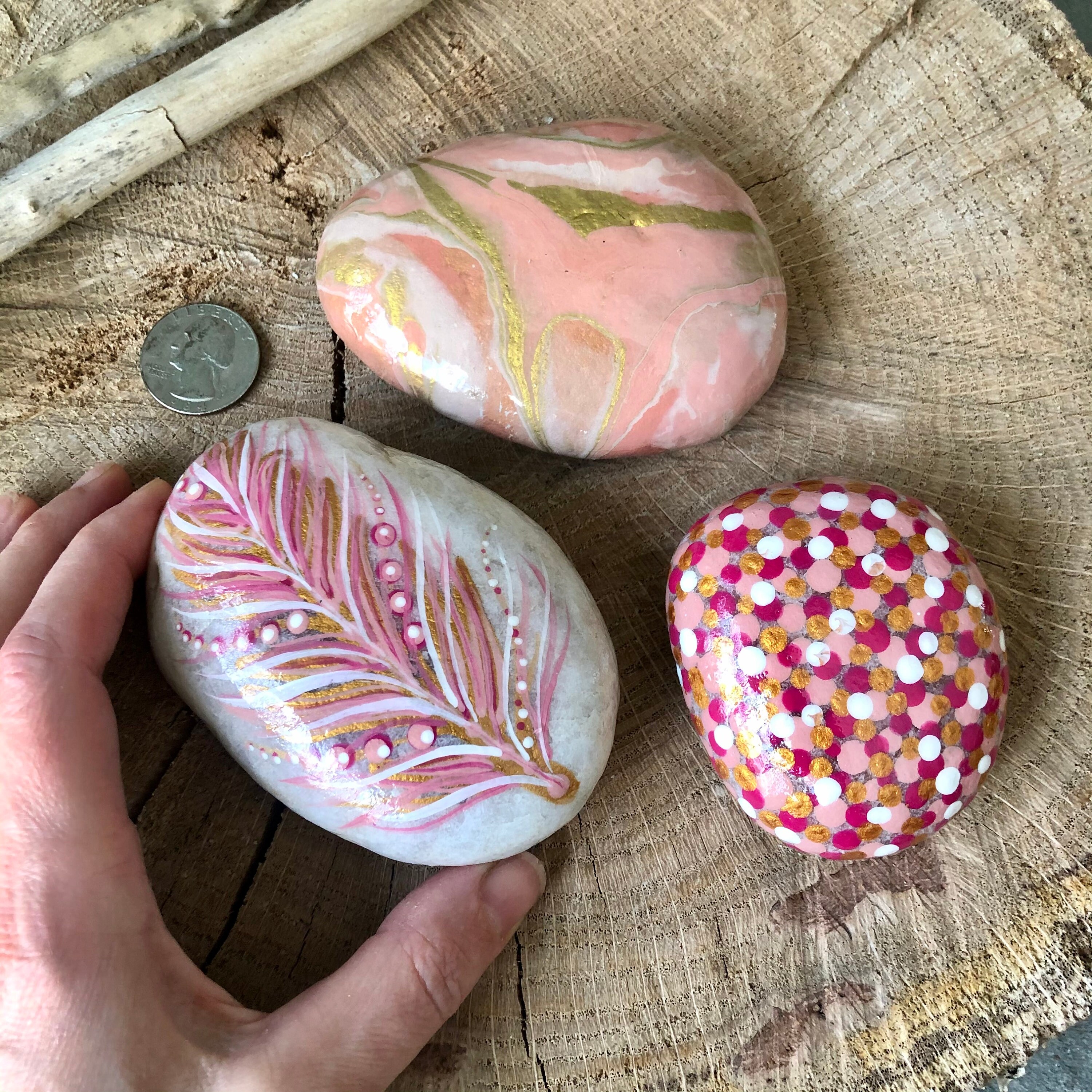 Hand bemalt Felsen: rosa und Gold Feder Punkte und Farbe | Etsy