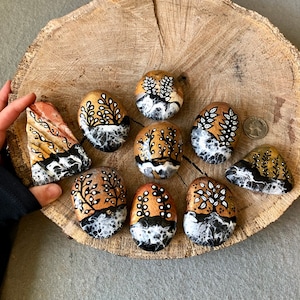 Handgemalte Felsen, Original Kunstwerk auf Steinen. Sammelkunst, die ein großartiges Geschenk für Naturliebhaber, Outdoor-Liebhaber. Einfache Wohndekor.