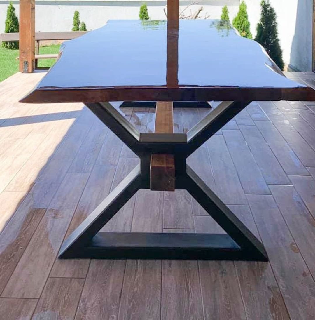 Table avec pieds tréteaux en métal Alastor