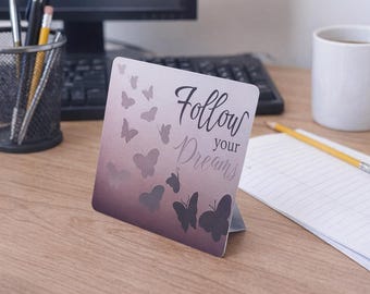 Tarjeta de escritorio motivacional con mariposa "Sigue tus sueños"