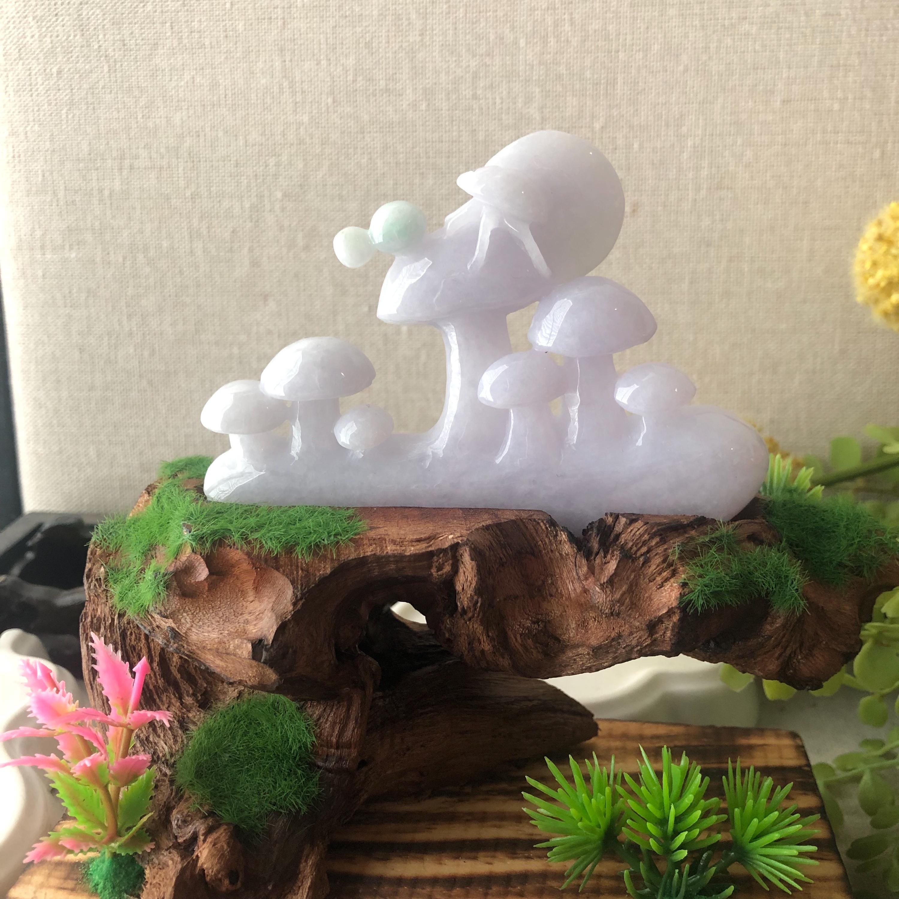 翡翠のきのこ彫刻置物 90 mm ライトラベンダージェダイト翡翠彫刻キノコてんとう虫像