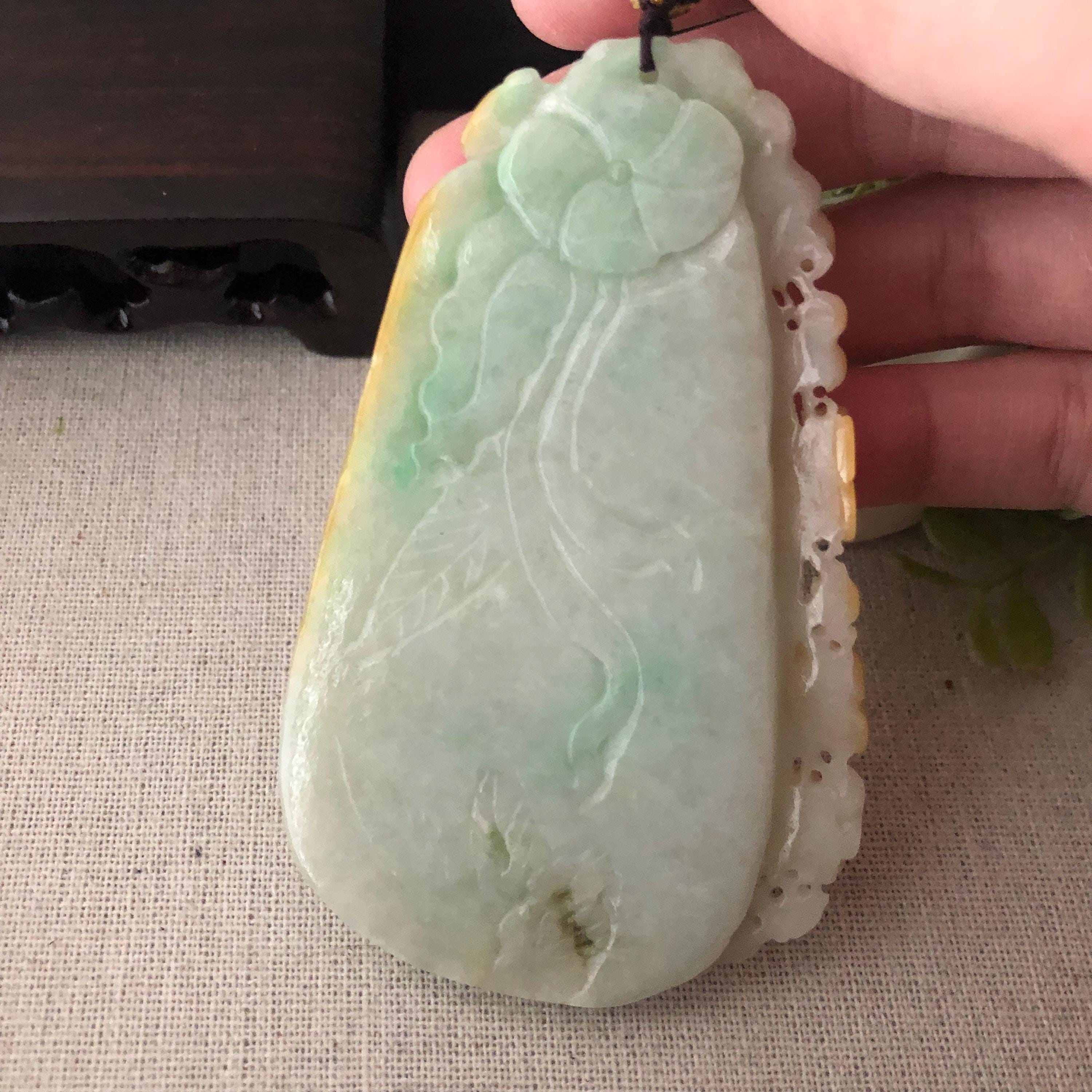 85 mm グリーンイエロージェダイト翡翠彫刻風景木山ペンダント