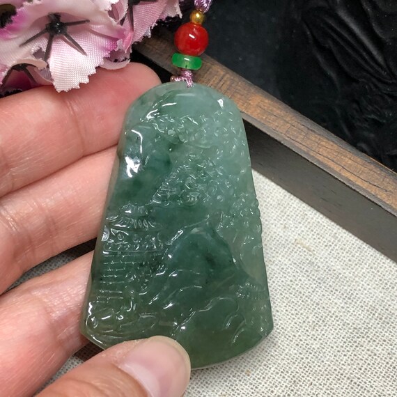 グレード A 彫刻黄緑翡翠山風景ペンダント 首縄タイ付き - Etsy 日本