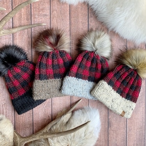 Gorro de invierno con cuadros escoceses y pompón de piel sintética desmontable. Gorro de punto de doble ala