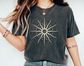 Astrologie Boho Vintage Look Stückgefärbtes T-Shirt | Himmlische Sonne Mond Sternzeichen Sternzeichen Shirt