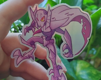 Può includere: Un adesivo olografico rosa e viola di un personaggio dei cartoni animati con una testa a forma di teschio e un mantello. Il personaggio è in una posa di combattimento con una gamba sollevata e un braccio teso.