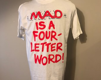 Camiseta vintage de la revista MAD. Mad es una palabra de cuatro letras.