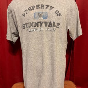 Vintage Anhänger Park Jungen Shirt Eigentum von Sunnyvale Showcase TV-Show Gral