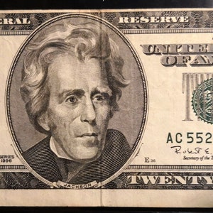 Op de afbeelding: Een twintig dollarbiljet met een portret van Andrew Jackson, de zevende president van de Verenigde Staten. Het biljet is een serie 1996, met het serienummer AC55264570 C. Het biljet is in goede staat.