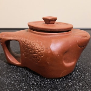 Vintage China Yixing Zisha Teapot -- 693A