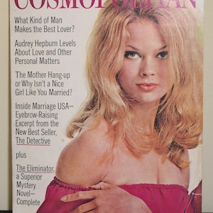 Puede incluir: Una portada de revista vintage con una mujer de cabello rubio que lleva un top rosa sin hombros. La revista se titula "Cosmopolitan" y presenta art&iacute;culos sobre el amor, las relaciones y el matrimonio.