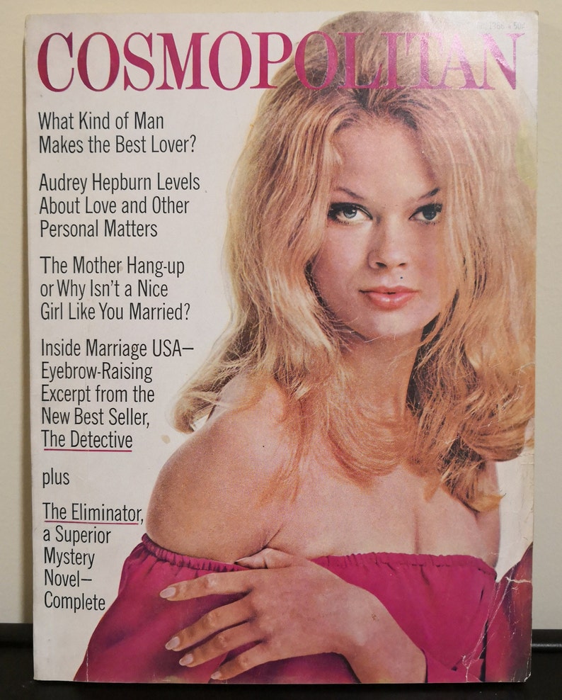 Puede incluir: Una portada de revista vintage con una mujer de cabello rubio que lleva un top rosa sin hombros. La revista se titula "Cosmopolitan" y presenta art&iacute;culos sobre el amor, las relaciones y el matrimonio.