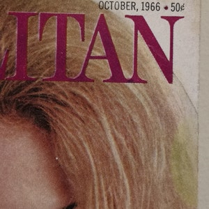 Puede incluir: Primer plano de la cara de una mujer con cabello rubio. La palabra "ITAN" es visible en el fondo, junto con el texto "OCTOBER, 1966 - 50&cent;".
