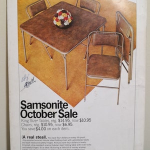 Puede incluir: Un juego de cuatro sillas plegables Samsonite y una mesa plegable. Las sillas son marrones con asientos tapizados y la mesa es marr&oacute;n con una tapa de vinilo blanco. El texto "Samsonite October Sale" est&aacute; impreso en la p&aacute;gina. Mesas King Size, precio regular $ 14.95, ahora $ 10.95. Sillas, precio regular $ 10.95, ahora $ 6.95. Usted ahorra $ 4.00 en cada art&iacute;culo.