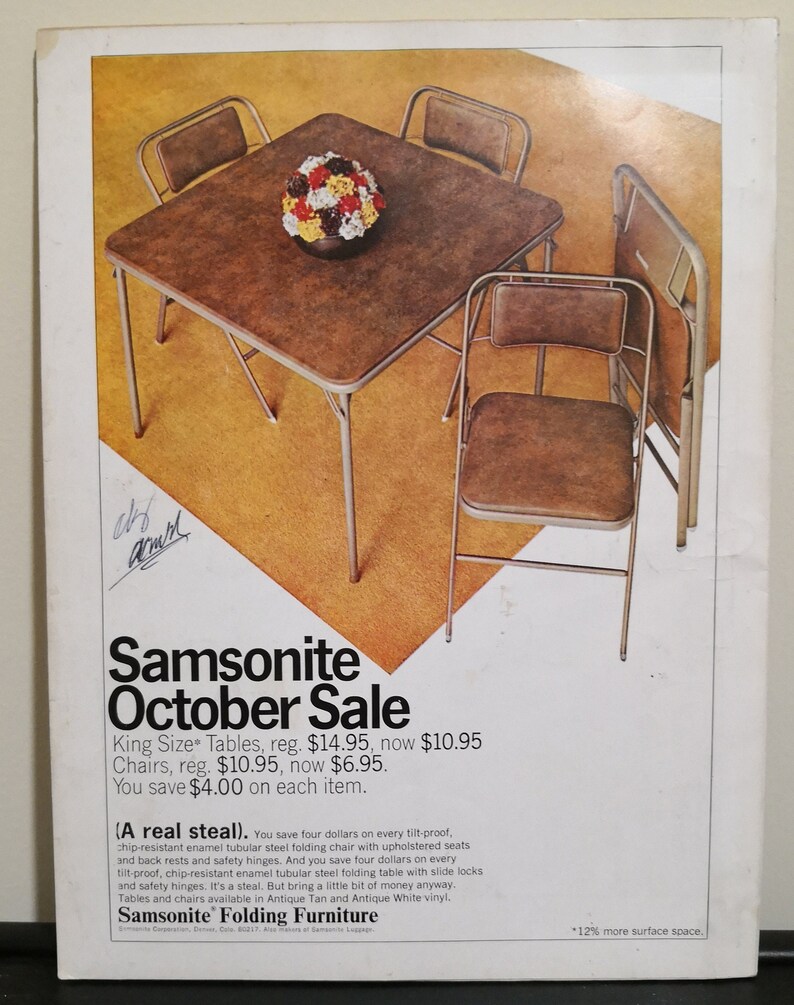 Puede incluir: Un juego de cuatro sillas plegables Samsonite y una mesa plegable. Las sillas son marrones con asientos tapizados y la mesa es marr&oacute;n con una tapa de vinilo blanco. El texto "Samsonite October Sale" est&aacute; impreso en la p&aacute;gina. Mesas King Size, precio regular $ 14.95, ahora $ 10.95. Sillas, precio regular $ 10.95, ahora $ 6.95. Usted ahorra $ 4.00 en cada art&iacute;culo.