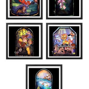 Puede incluir: Cinco ilustraciones de vitrales enmarcadas de personajes de Disney. Las ilustraciones son de estilo gótico en arco. Los personajes incluyen: El zorro y el sabueso, Los Aristogatos, Los rescatadores, El gran detective ratón y La sirenita.