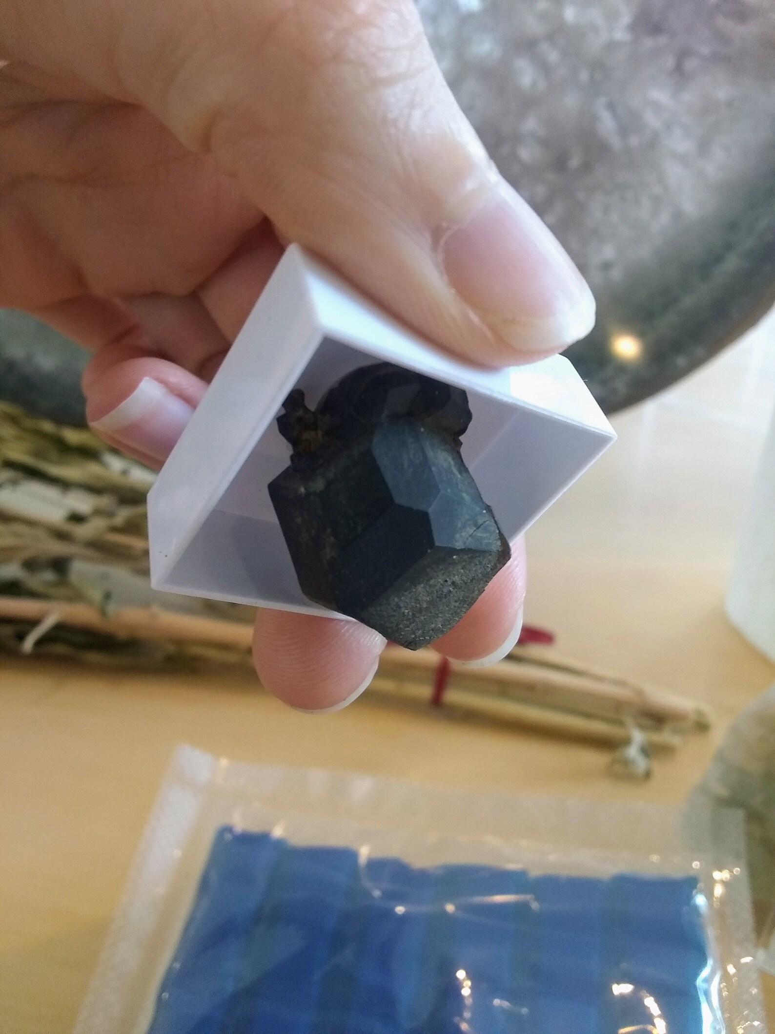 strong mounting putty