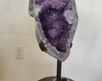 Amethyst Geode Skulptur mit Schmiedeeisen Ständer