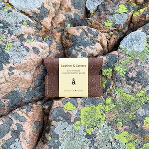 Portafoglio in pelle fatto a mano / Pelle riciclata / modello–å - Marrone / Porta carte in pelle / Porta carte / Portafoglio sottile minimalista