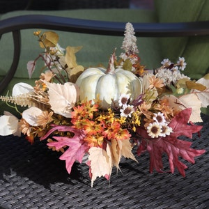 Herbst Blumengesteck, Sonnenblumen und Kürbis Dekor, Erntedanktisch, Thanksgiving Centerpiece, Herbst Tischdekoration, Holzkiste Bild 6
