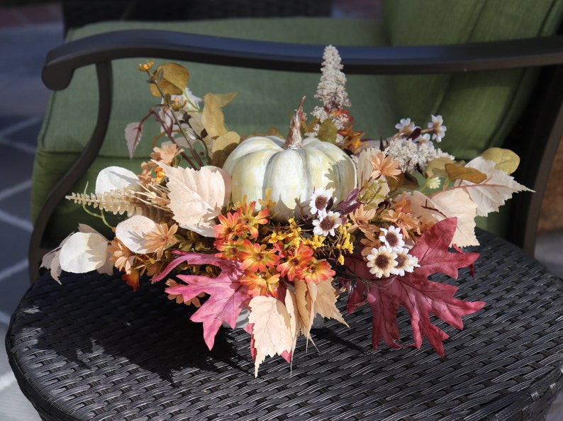 Herbst Blumengesteck, Sonnenblumen und Kürbis Dekor, Erntedanktisch, Thanksgiving Centerpiece, Herbst Tischdekoration, Holzkiste Bild 6