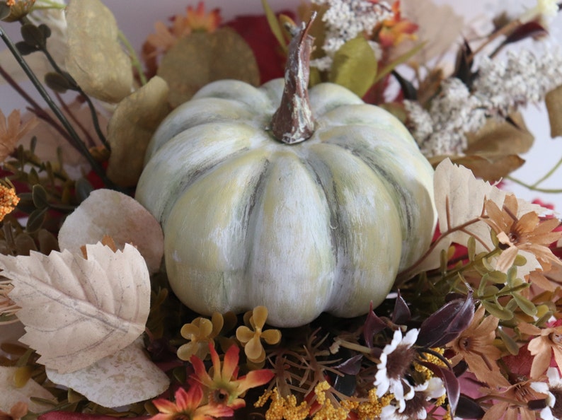 Herbst Blumengesteck, Sonnenblumen und Kürbis Dekor, Erntedanktisch, Thanksgiving Centerpiece, Herbst Tischdekoration, Holzkiste Bild 3